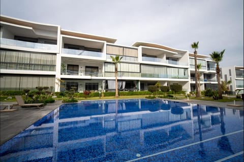 Property building, Day, Pool view, Swimming pool, sunbed