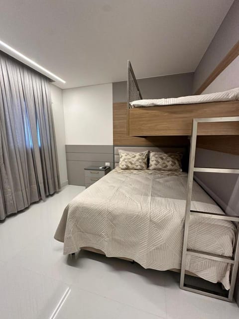 Apartamento no coração de meia praia com 4 suítes e 3 vagas de garagem Apartment in Porto Belo