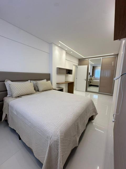 Apartamento no coração de meia praia com 4 suítes e 3 vagas de garagem Apartment in Porto Belo