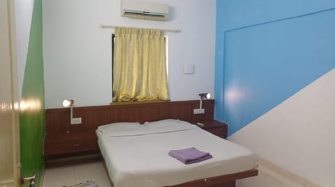 Bed, Photo of the whole room, Bedroom, air conditioner