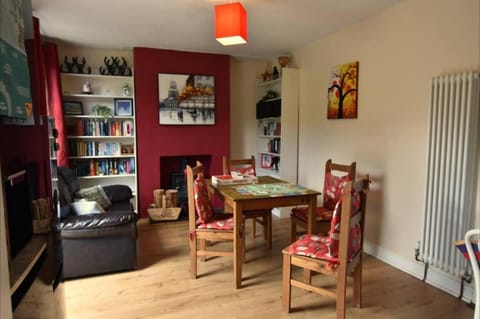 Library, TV and multimedia, Living room, Decorative detail, Seating area, Dining area