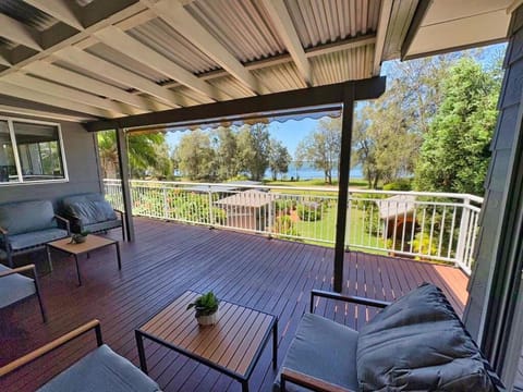 Berkeley Waterfront Escape House in Berkeley Vale