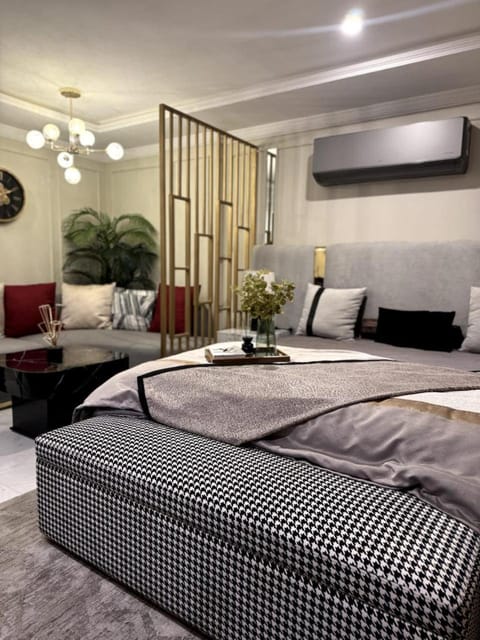 Bed, Seating area, Bedroom, air conditioner