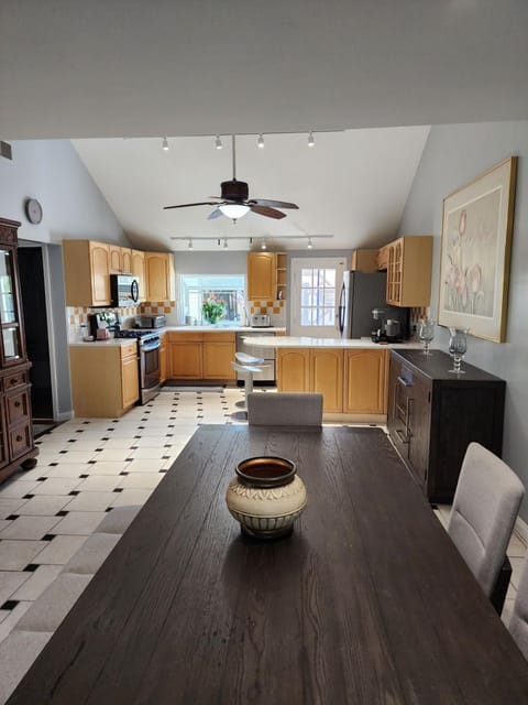 Kitchen or kitchenette, Dining area