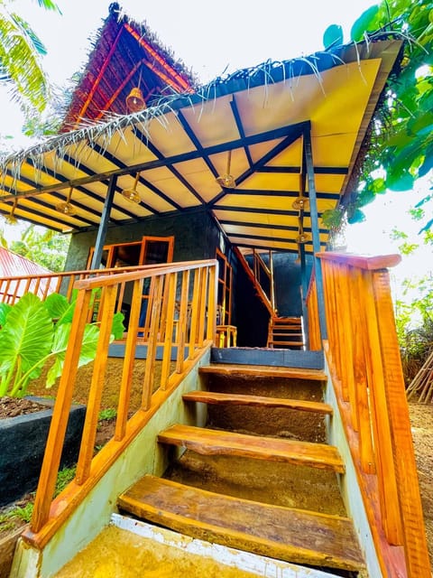 Property building, Day, Balcony/Terrace