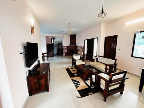 Communal lounge/ TV room, TV and multimedia, Living room, Seating area, Dining area