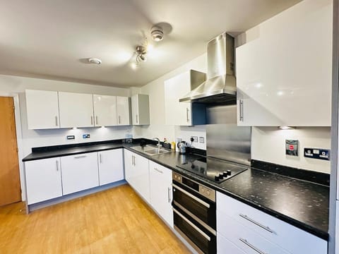 Modern 2 Bed Flat with Balcony, Easy London Access Wohnung in Romford