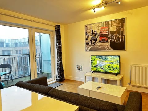 TV and multimedia, Living room, Seating area, Evening entertainment