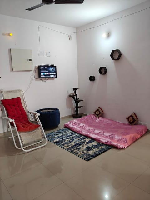 TV and multimedia, Living room, Seating area, air conditioner