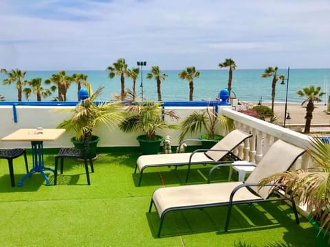 Communal lounge/ TV room, Spring, Day, Natural landscape, Beach, Sea view, sunbed