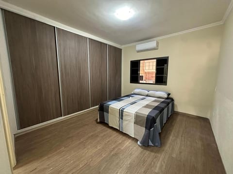 Bed, TV and multimedia, Photo of the whole room, Bedroom, wardrobe, air conditioner