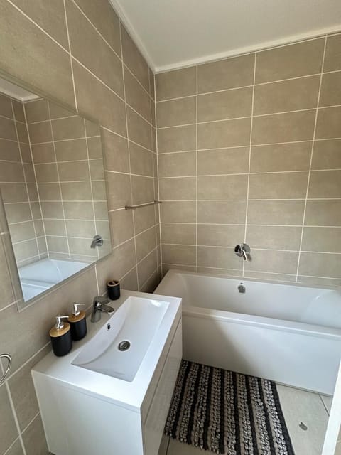 Ground Floor 3BR with Private Garden Apartment in Sandton