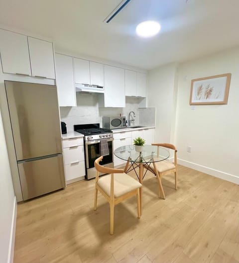 Kitchen or kitchenette, Dining area, oven, stove