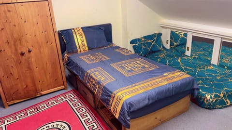 Bronze Bachelor Room Bed and Breakfast in Slough