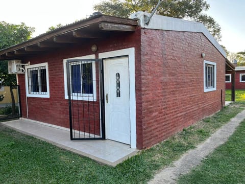 Casa para 10 personas a 6 cuadras de la playa principal House in Paso de la Patria