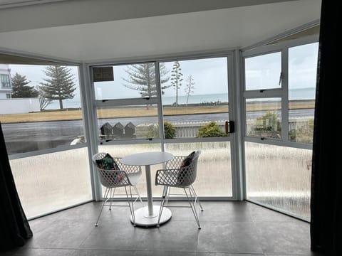 Shell's Beachfront BnB Apartment in Napier