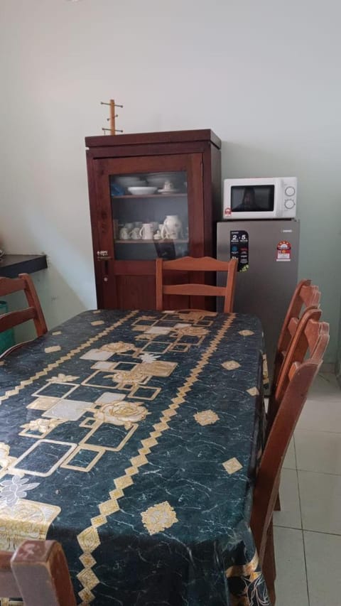 Kitchen or kitchenette, Dining area, oven