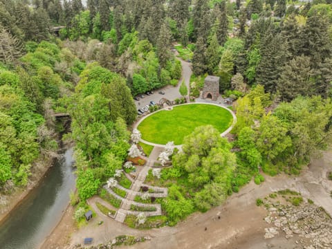 Nearby landmark, Bird's eye view