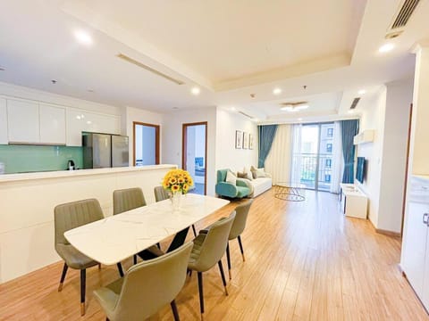 Large, airy 4-bedroom apartment, swimming pool view Apartment in Hanoi