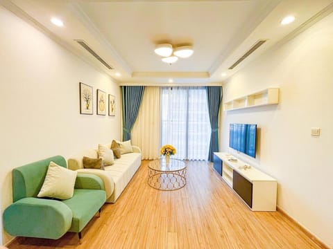 Large, airy 4-bedroom apartment, swimming pool view Apartment in Hanoi