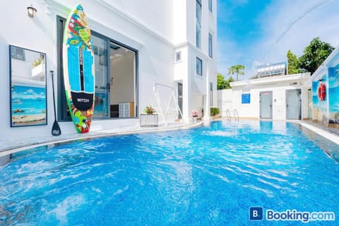 Property building, Day, Pool view, Swimming pool, sunbed