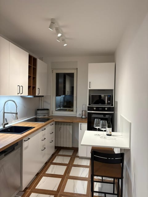 Kitchen or kitchenette, Dining area, dishwasher, oven, stove