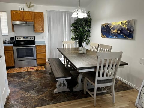 The Comfy Stay At Clearfield! Casa in Layton