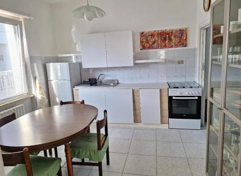 Kitchen or kitchenette, Dining area, minibar, oven, stove