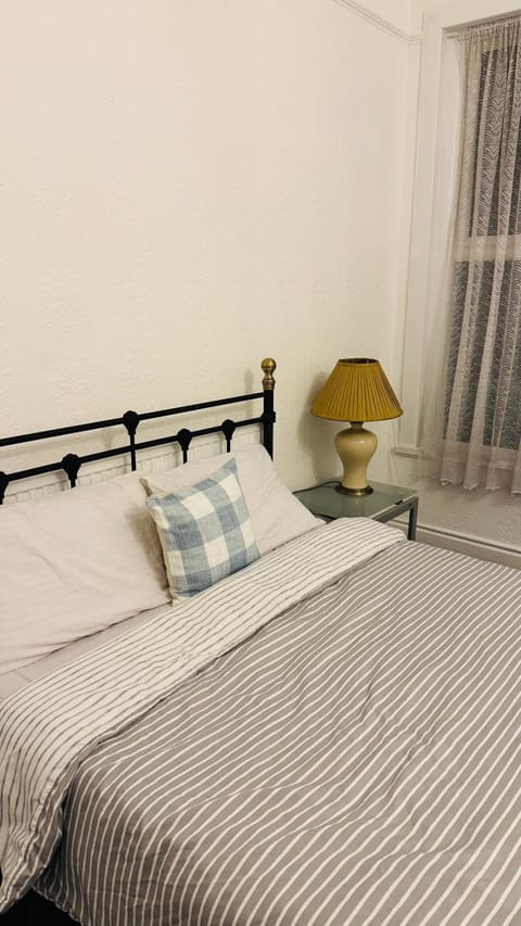 Boulevard double room in shared accommodation Bed and Breakfast in Hull