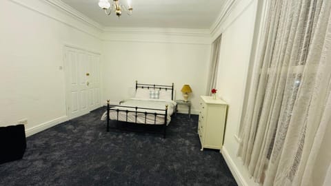 Boulevard double room in shared accommodation Bed and Breakfast in Hull