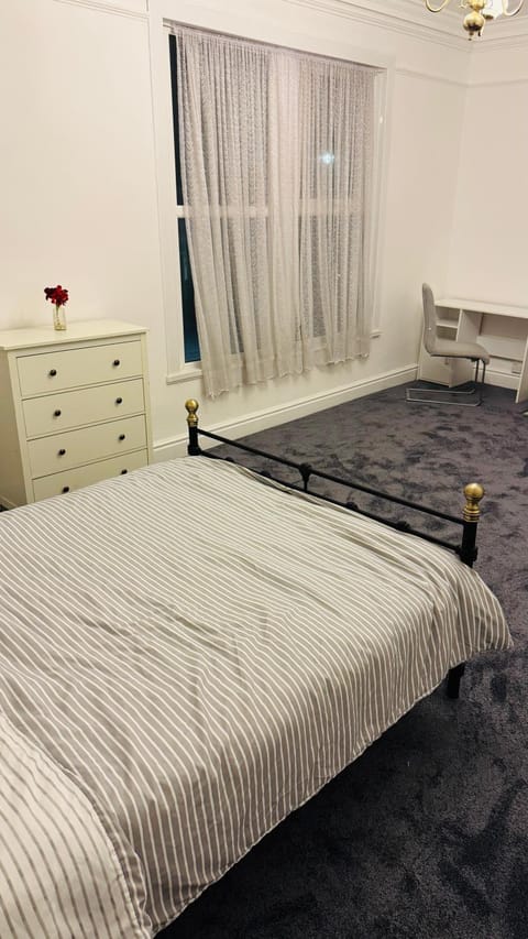 Boulevard double room in shared accommodation Bed and Breakfast in Hull