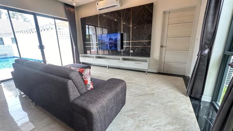 Communal lounge/ TV room, TV and multimedia, Living room