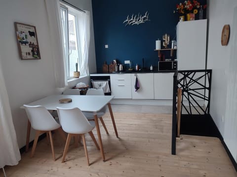 Kitchen or kitchenette, Dining area