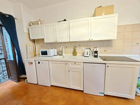 Coffee/tea facilities, Kitchen or kitchenette, dishwasher, oven, pet friendly, stove