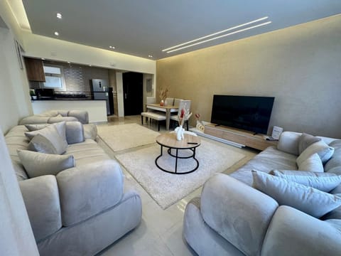 Communal lounge/ TV room, TV and multimedia, Kitchen or kitchenette, Living room, Seating area, Evening entertainment