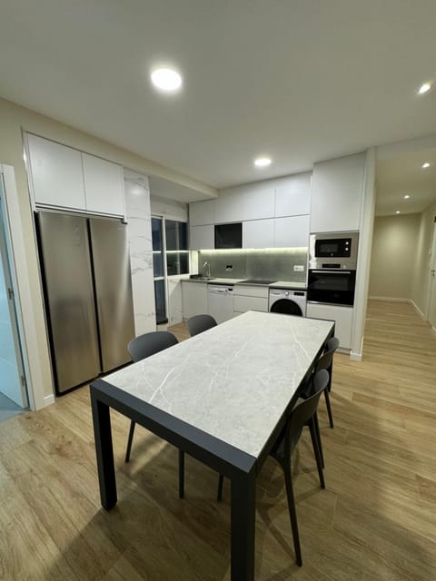 Kitchen or kitchenette, Dining area, oven