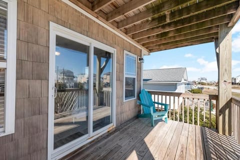 Amazing Views, Hot Tub, Elevator, Steps to Beach House in North Topsail Beach