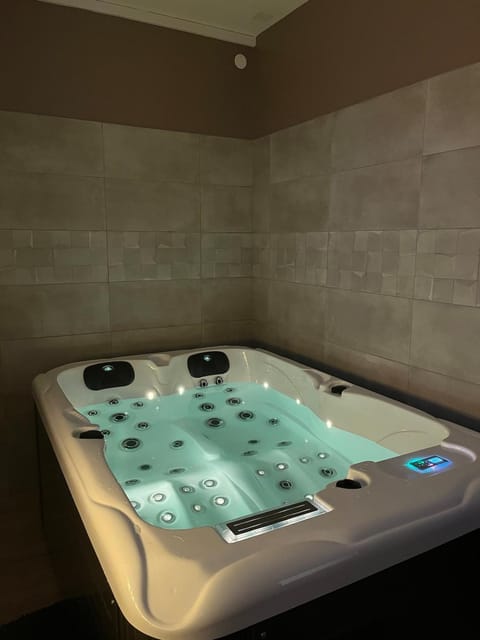 Hot Tub, Spa and wellness centre/facilities