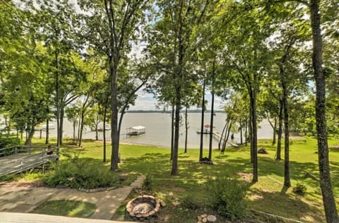 Peaceful Lake Front Retreat House in Lake Barkley