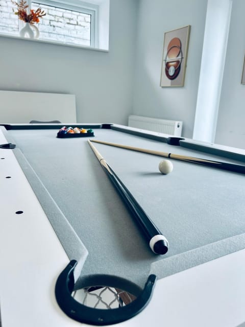 Billiard, Game Room