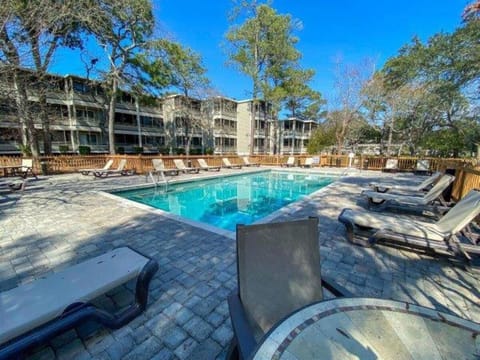 2 BR Near Barefoot Landing, Pools, Shopping Apartment in Briarcliffe Acres