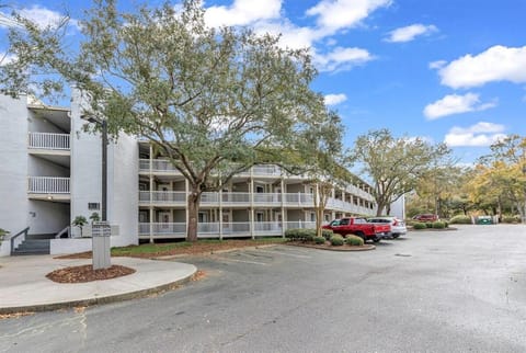 2 BR Near Barefoot Landing, Pools, Shopping Apartment in Briarcliffe Acres