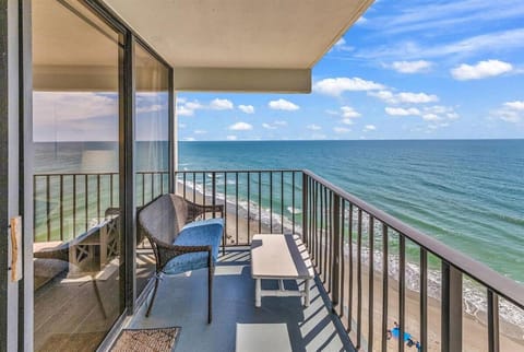 3 BR Oceanfront Pools Hot Tubs Apartment in Garden City