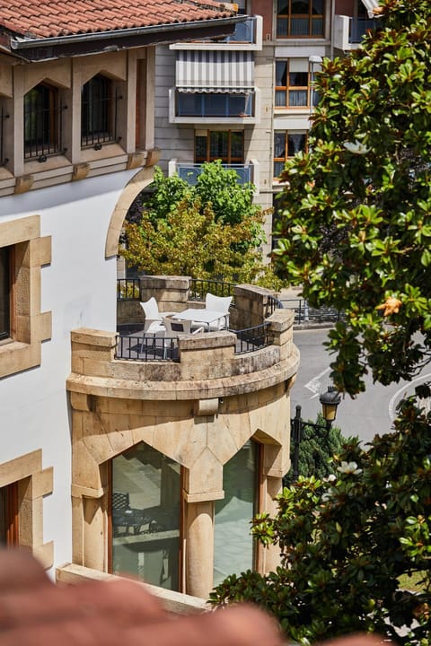 Balcony/Terrace, Seating area, Garden view, Pool view, Street view