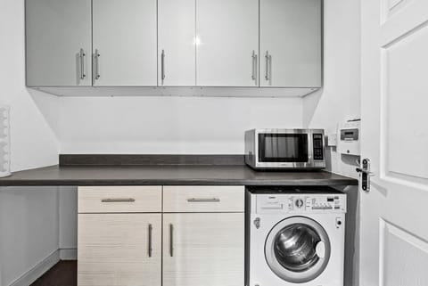 Woodscape Stays - Spacious 4 Bed Work Accommodation, Contractors & Professionals, Driveway Parking, Fast WIFI, Close to Birmingham City Centre Apartment in Birmingham