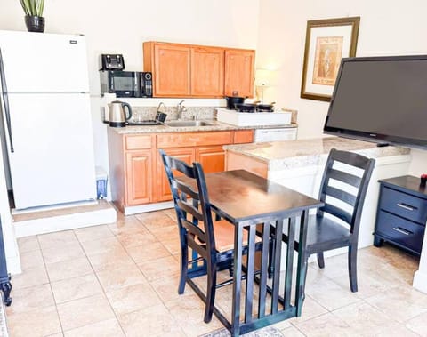 TV and multimedia, Kitchen or kitchenette, Dining area, pet friendly, stove, toaster