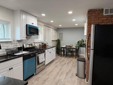 Newly Renovated Gem Fenced Backyard 2 Full Baths House in Melvindale