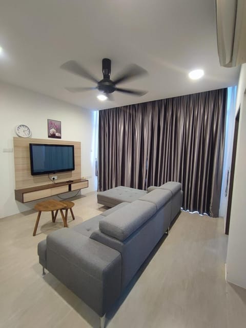 Communal lounge/ TV room, Bed, TV and multimedia, Living room, Photo of the whole room, Seating area, Evening entertainment, Bedroom