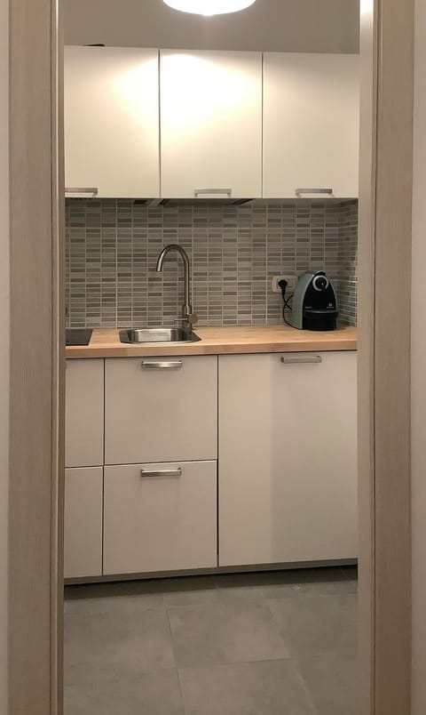 Coffee/tea facilities, Kitchen or kitchenette, stove