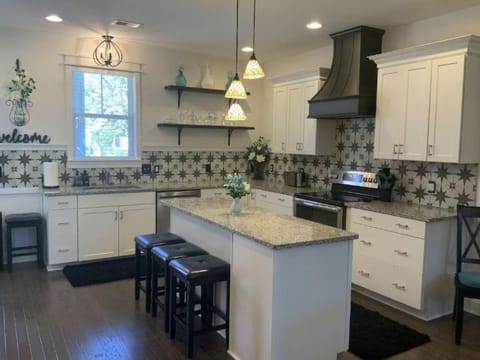 218 Goethe Road - Elegant 3BR Townhouse in Old Town Bluffton Modern Kitchen Two Master Suites Private Parking Near Shops Dining House in Bluffton